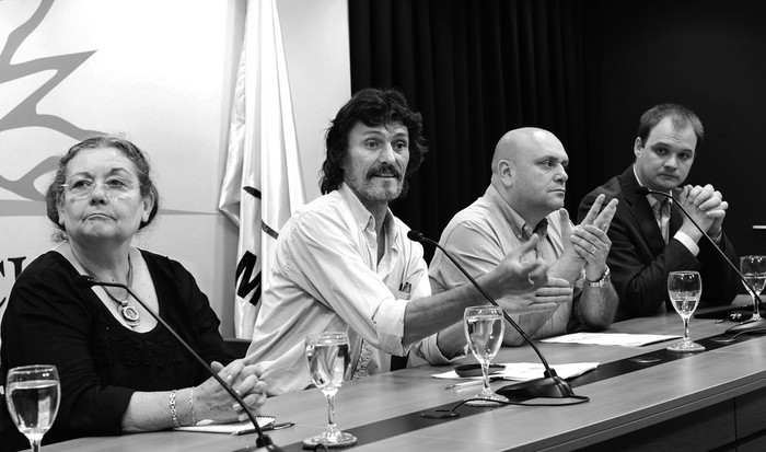 Edith Moraes, Gerardo Barrios, Adrián Bringa y Eduardo Bottinelli, ayer, durante la presentación
del informe de la Unidad Nacional de Seguridad Vial. Foto: s/d de Autor, Presidencia