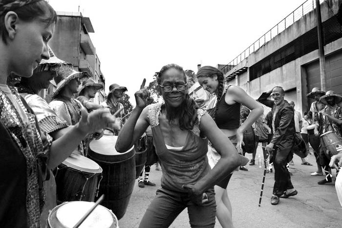 Comparsa Eribó, ayer, por la calle Isla de Flores. Foto: Alessandro Maradei