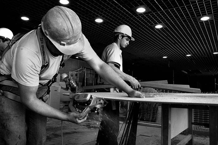 Trabajadores, ayer, en las obras del Sodre.  · Foto: Victoria Rodríguez