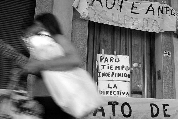 Ocupación de la Caja de Auxilios de UTE y Antel. (archivo, enero de 2009)  · Foto: Javier Calvelo