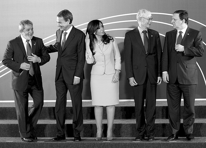 El presidente de Brasil, Luiz Inácio Lula da Silva; el presidente del Gobierno español, José Luis Rodríguez Zapatero; la presidenta de Argentina, Cristina Fernández de Kirchner; el presidente del Consejo Europeo, Herman van Rumpuy; y el presidente de la Comisión Europea, José Durao Barroso, posan para la fotografía de familia de la cumbre Unión Europea-Mercosur, celebrada ayer en el Recinto Ferial Juan Carlos I.  · Foto: Efe, Javier Lizón