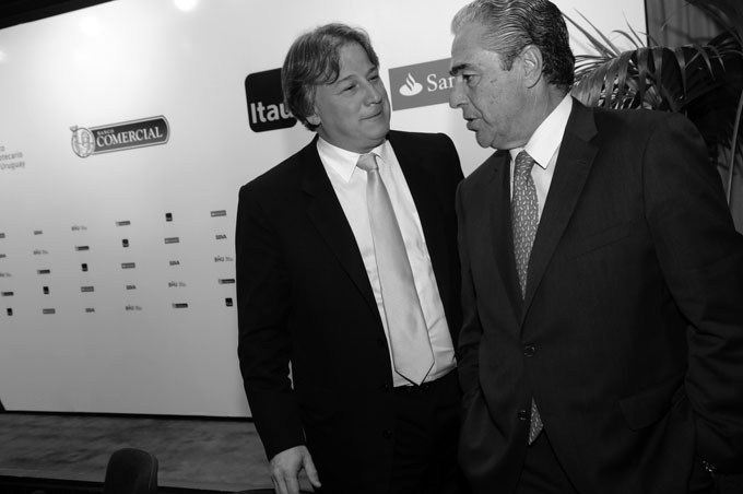 El ministro de Economía, Fernando Lorenzo, y el presidente del Banco Santander,
Jorge Jourdan, ayer, luego de la firma del convenio en el BHU. · Foto: Nicolás Celaya