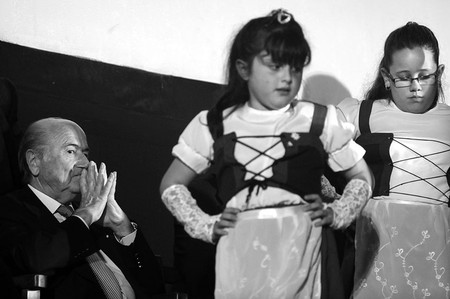 Joseph Blatter, ayer, al asistir a un espectáculo de danzas tradicionales por parte de niños de Nueva Helvecia. · Foto: Nicolás Celaya Joseph Blatter, ayer, al asistir a un espectáculo de danzas tradicionales por parte de niños de Nueva Helvecia. · Foto: Nicolás Celaya