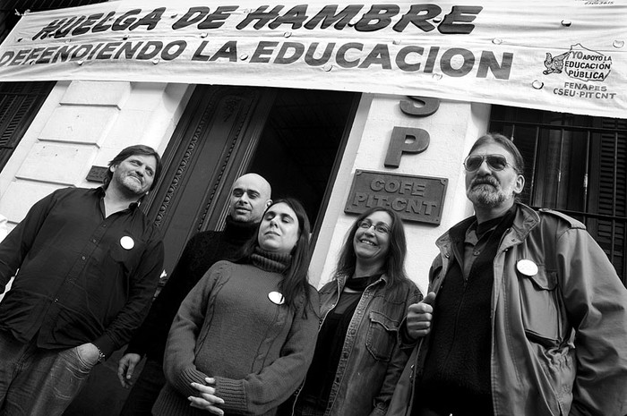 Los directivos de Fenapes que llevan adelante la huelga de hambre: Marcel Slamovitz, Pablo Guerra, Ana Resbani,
Alejandra Vespa y Pedro Balbi, ayer, en el local de la Federación de Funcionarios de Salud Pública. · Foto: Sandro Pereyra