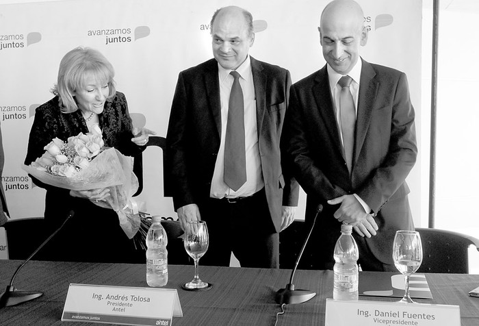 Carolina Cosse, ministra de Industria, Energía y Minería, Andrés Tolosa, nuevo presidente de Antel, y Daniel Fuentes, nuevo vicepresidente, ayer, en la Torre de las Telecomunicaciones. Foto: Sandro Pereyra