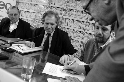 Ricardo Ehrlich, Luis Almagro, Gabriel Soto y Carlos Liscano, durante la presentación del Tratado de Marrakech, ayer, en la sala Maestro Julio Castro de la Biblioteca Nacional. · Foto: Pablo Nogueira