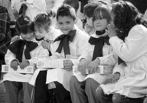 Alumnos de la Escuela Nº 177, en Nuevo París, durante el acto de entrega de la ceibalita un millón. · Foto: Pablo Nogueira