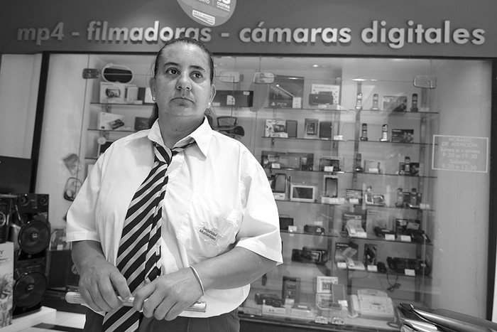 Guardia en un local de venta de electrodomésticos en el Centro de Montevideo.  · Foto: Santiago Mazzarovich