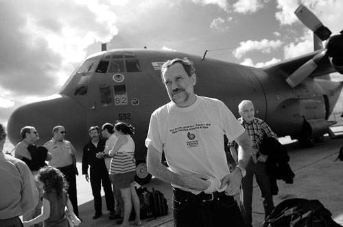 El decano de la Facultad de Ciencias, Juan Cristina, el viernes, al arribo a la Base Aérea 1. Foto: Nicolás Celaya