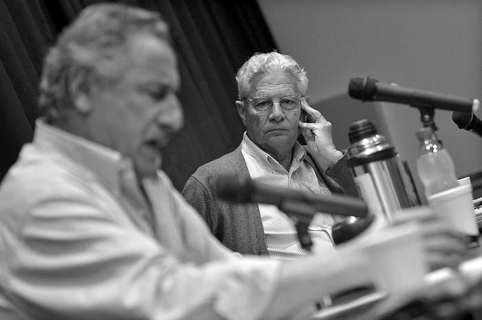 Jorge Lanzaro y Diego Piñeiro, durante el debate de ayer en la Facultad de Ciencias Sociales. / Foto: Santiago Mazzarovich