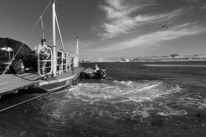 La balsa cruzavehículos, ayer, en la laguna Garzón. Foto: Virginia Martínez Díaz