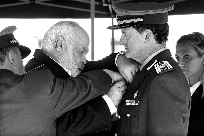 Eleuterio Fernández Huidobro impone en el mando a Guido Manini Ríos, ayer, en el Comando General del Ejército. Foto: Sandro Pereyra