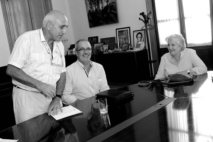 Roberto Markarian, Hugo Rodríguez y Lucía Topolansky, ayer, durante la reunión en la Universidad de la República. Foto: Pablo Vignali