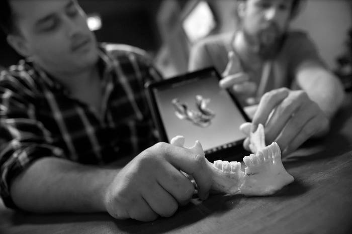Bruno Demuro y Ian Szolno muestran una reconstrucción máxilo-facial en impresora 3D. Foto: Nicolás Celaya