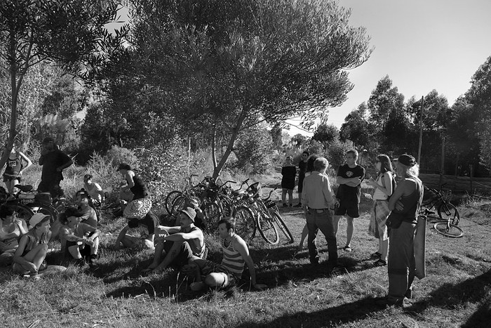 Integrantes de la Coordinadora Vecinos contra los Desalojos se concentran en apoyo a la vecina Delma Castro, ayer, en Las Cumbres de Neptunia. Foto: Pablo Nogueira