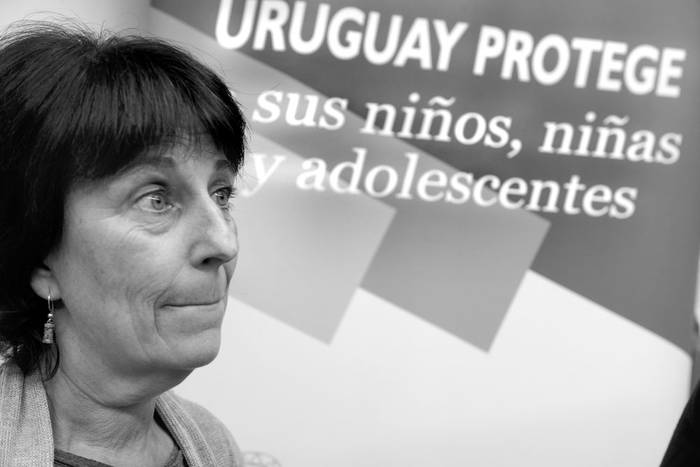 Marisa Lindner, presidenta del Instituto del Niño y Adolescente del Uruguay (INAU), durante la conferencia de prensa, ayer, en la sede del INAU. Foto: Santiago Mazzarovich