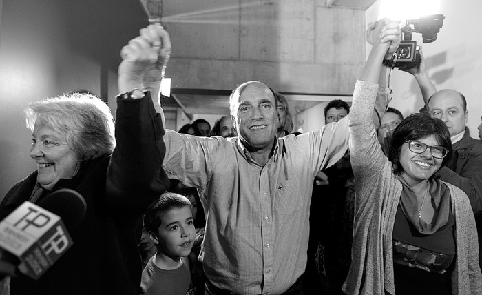 Lucía Topolansky, Daniel Martínez y Virginia Cardozo, anoche, en La Huella de Seregni. Foto: Santiago Mazzarovich