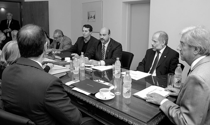 Reunión de la Comisión para la Protección del Agua, ayer, en la residencia de Suárez. Foto: Walter Paciello, Presidencia