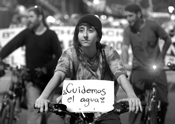 Marcha por el agua, el viernes, en el Centro de Montevideo. Foto: Santiago Mazzarovich