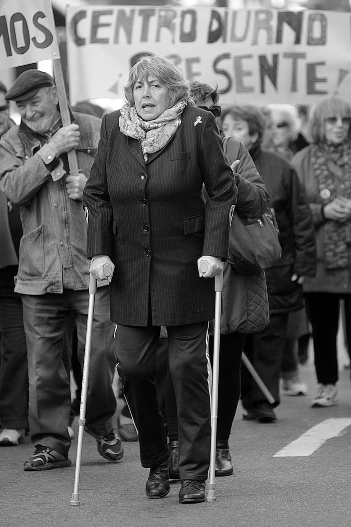“Marcha de los bastones: Por una ciudad amigable para todas las edades”, ayer, en el Centro de Montevideo. Foto: Sandro Pereyra