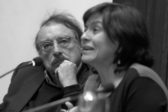 Ignacio Ramonet y Gloria Muñoz, durante una conferencia en el marco del 30º aniversario del semanario Brecha, ayer, en el Paraninfo de la Universidad. Foto: Santiago Mazzarovich