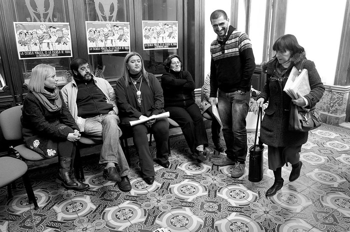 Dirigentes gremiales antes de la rueda de prensa, ayer, en la Federación Uruguaya de Magisterio. Foto: Sandro Pereyra