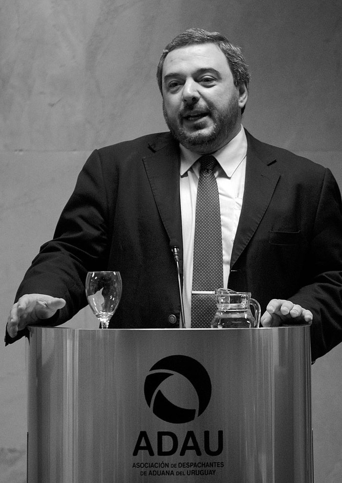 Mario Bergara, ayer, en la sala Bonet de la Asociación de Despachantes de Aduana del Uruguay. Foto: Iván Franco