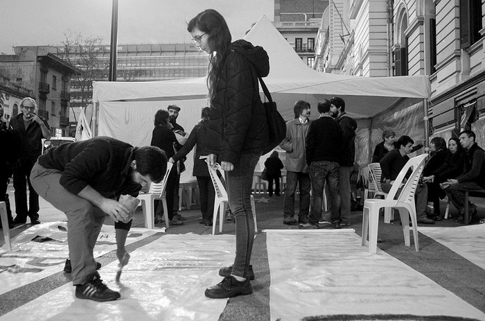 Carpa de la intergremial instalada ayer en la explanada de la Universidad. Foto: Pablo Vignali