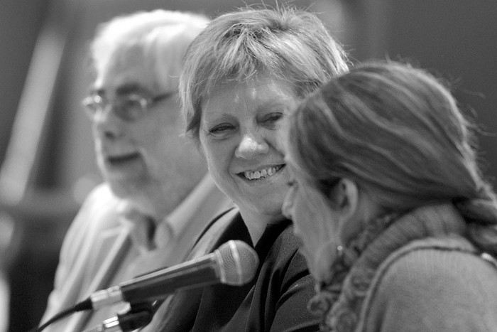 Eduardo Levcovitz, Lilián Abracinskas y Valeria Ramosla, ayer, en la Facultad de Ciencias Sociales. Foto: Pablo Vignali