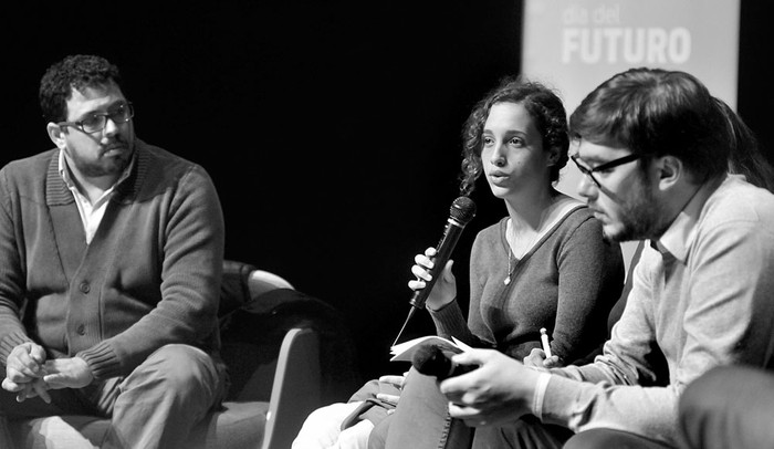 Alejandro Sánchez, presidente de la Cámara de Diputados; Agustina Cabrera, representante de estudiantes liceales, y el moderador Daniel Carranza, durante la actividad central del Día del Futuro, ayer, en la sala Zavala Muniz. Foto: Federico Gutiérrez