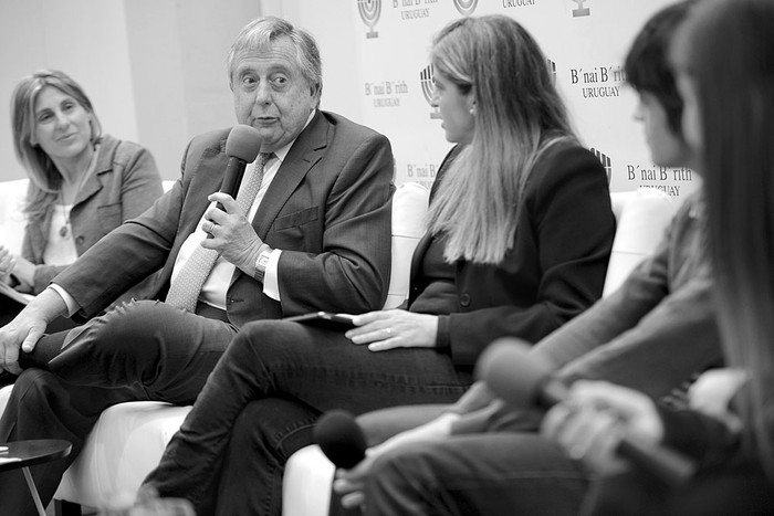 Adriana Stainfeld, Luis Lecueder, Jana Rodríguez, José Saravia y Denisse Senna, ayer, durante la mesa redonda de la fundación Salir Adelante en la B'nai B'rith. Foto: Santiago Mazzarovich