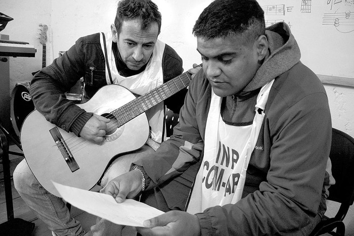 Taller de música en la Comunidad Educativa de la Unidad Penitenciaria Nº 4 del Instituto Nacional de Rehabilitación, Comcar. Foto: Iván Franco