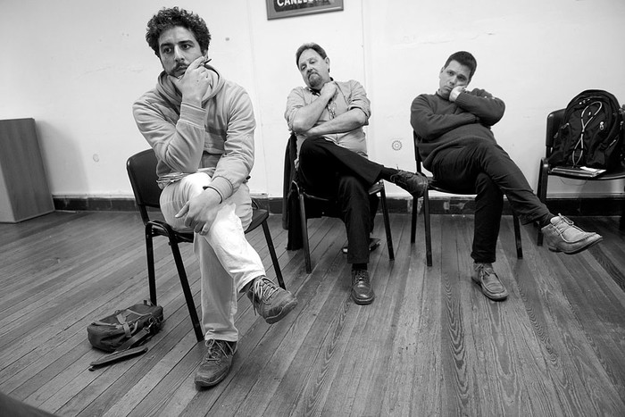 Álvaro Ramos, Rodolfo Lemez y Gonzalo Salles, trabajadores de Aulas Comunitarias, ayer, en el local de Gurises Unidos. Foto: Santiago Mazzarovich