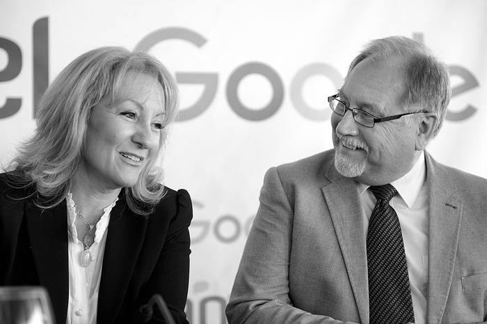 Carolina Cosse y Doyle Barlow durante la firma del convenio de fibra óptica entre Antel y Google,
ayer, en la Torre de las Telecomunicaciones. Foto: Santiago Mazzarovich