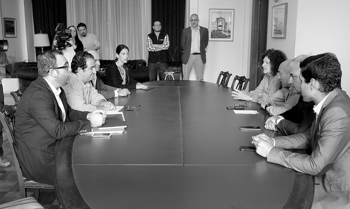 Daniel Martínez, reunido con representantes de la empresa Uber, ayer en su despacho. Foto: Pablo Vignali