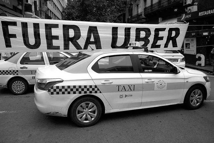 Protesta de taxistas contra Uber, el viernes, frente al hotel Holiday Inn. Foto: Juan Ignacio Mazzoni, EFE