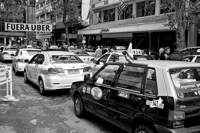 Concentración de taxistas contra Uber, el viernes. Foto: Panta Astiazarán, AFP