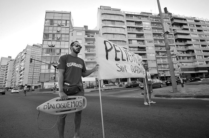 Guardavidas de Rocha manifiestan en Pocitos el domingo. Foto: Federico Gutiérrez