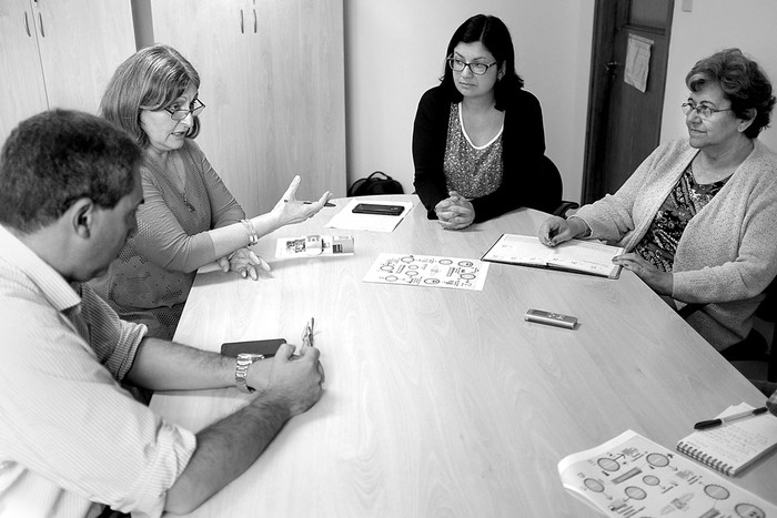 Fabián Benzo, María Torre, Rocío Guevara e Isabel Dol, en la Facultad de Química de la Universidad de la República. Foto: Pablo Vignali