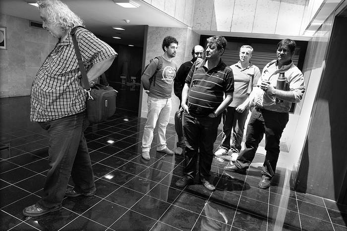 Representantes de la Federación de Trabajadores de la Industria Láctea asisten a la Comisión de Legislación y Trabajo, ayer, en el Parlamento. Foto: Santiago Mazzarovich