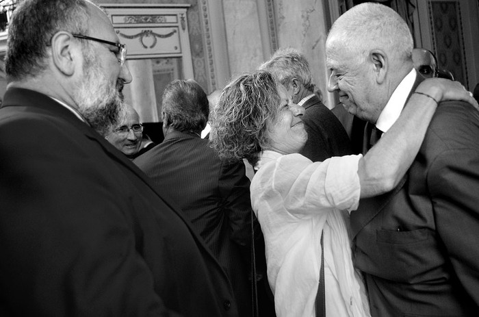 Juan Faroppa y Mariana González, directores de la Institución Nacional de Derechos Humanos, saludan al ministro Ricardo Pérez Manrique, ayer, en el acto de asunción de la presidencia de la Suprema Corte de Justicia. Foto: Pablo Vignali