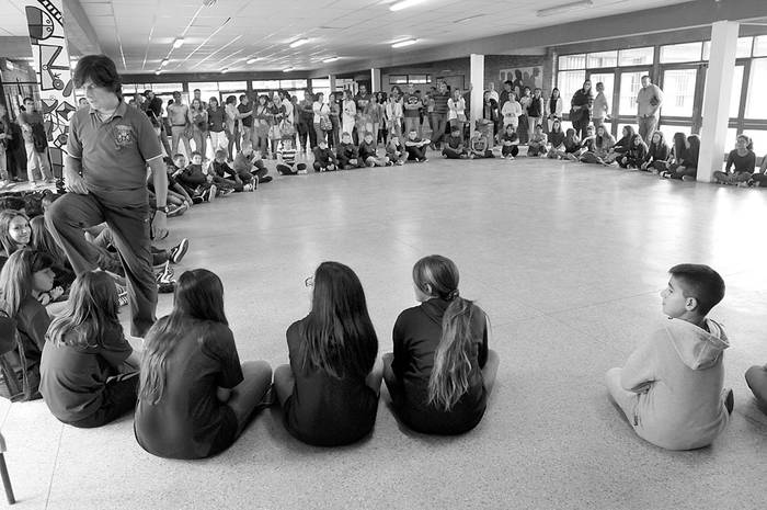 Jornada de bienvenida para los alumnos de primer año, ayer, en el liceo número 1 de Solymar. Foto: Sandro Pereyra