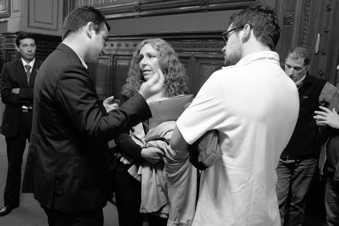 Constanza Moreira junto a Nicolás Brener (i) y Marcio Mañana (d), ayer, después de la sesión de la Cámara de Senadores. Foto: Pablo Vignali