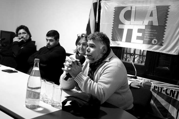 Carlos Salaberry, Víctor Mango, Diana Noy y Jorge Muñoz, ayer, durante la charla “Inclusión social de adolescentes privados de libertad”, en la sede de la Confederación de Organizaciones de Funcionarios del Estado. Foto: Pablo Vignali