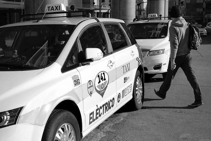 Taxis eléctricos, ayer, frente a la Torre Ejecutiva. Foto: Pablo Vignali