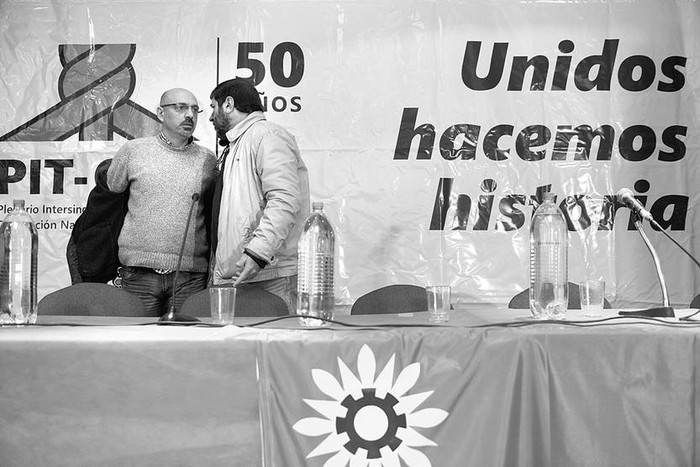 Marcelo Abdala y Fernando Pereira, antes de la conferencia del PIT-CNT, en la sede de la Central. Foto: Santiago Mazzarovich (archivo, julio de 2016)