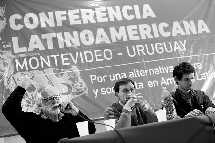 Osvaldo Coggiola, Gustavo López y Martín Girona en la conferencia “América Latina en la encrucijada”, el sábado, en la Facultad de Humanidades y Ciencias de la Educación. Foto: Santiago Mazzarovich