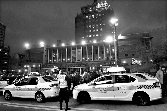 Movilización de trabajadores del taxi, ayer, frente a la Intendencia de Montevideo. Foto: Federico Gutiérrez