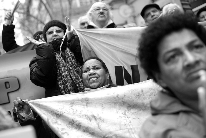Movilización de la Organización Nacional de Asociaciones de Jubilados y Pensionistas del Uruguay, ayer, frente al Ministerio de Economía y Finanzas. Foto: Santiago Mazzarovich