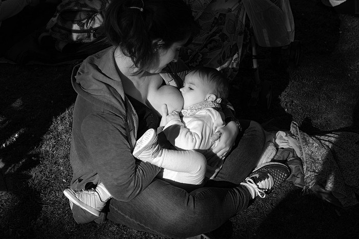 Tetada masiva convocada por el colectivo Raíces Maternales, ayer, en el Castillo del Parque Rodó.Foto: Pablo Vignali